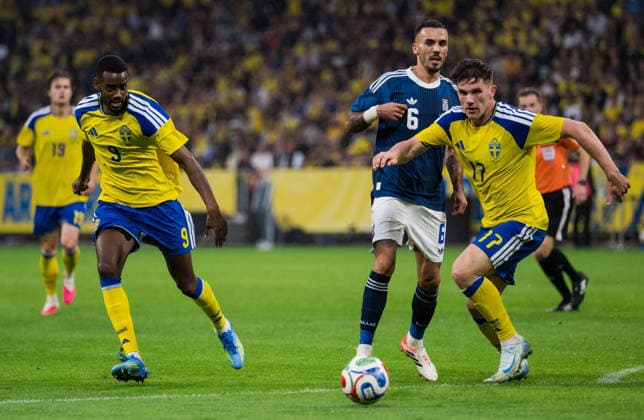 260604 Alexander Isak and Viktor Gyökeres of Sweden compete for the ball with Dimitris Kourbelis of Greece during the international friendly football match between Sweden and Greece on June 4, 2026 in Stockholm Photo Johanna Säll BILDBYRAN kod JL JM0822 bbeng fotboll football soccer fotball träningslandskamp international friendly sverige sweden sverige a grekland greece  Copyright: JOHANNAxSÄLL BB260604BB558