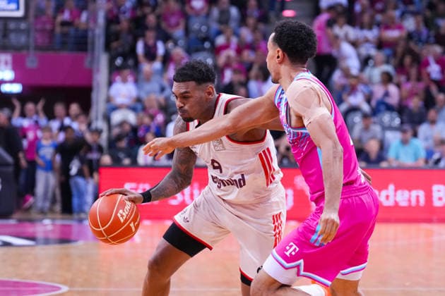 04 06 2026, xydrx, basketball, easyCredit Basketball Bundesliga, playoffs, semi-final game 3, Telekom Baskets Bonn FC Bayern München Basketball, Telekom Dome Bonn Xavier Rathan Mayes FC Bayern Muenchen Basketball, 4 in duel against Joel Aminu Telekom Baskets Bonn, 21 Copyright: HMBxMedia YannisxDreimann