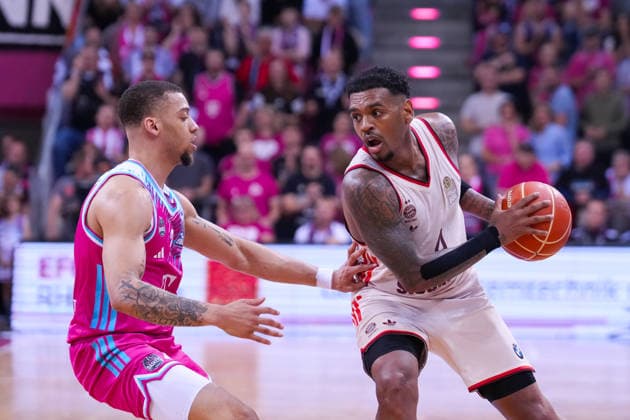 04 06 2026, xydrx, basketball, easyCredit Basketball Bundesliga, playoffs, semi-final game 3, Telekom Baskets Bonn FC Bayern München Basketball, Telekom Dome Bonn Alijah Comithier Telekom Baskets Bonn, 2 in duel against Xavier Rathan Mayes FC Bayern Muenchen Basketball, 4 Copyright: HMBxMedia YannisxDreimann