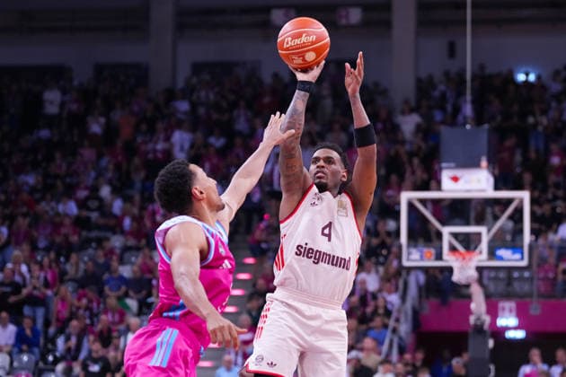 04 06 2026, xydrx, basketball, easyCredit Basketball Bundesliga, playoffs, semi-final game 3, Telekom Baskets Bonn FC Bayern München Basketball, Telekom Dome Bonn Joel Aminu Telekom Baskets Bonn, 21 in duel against Xavier Rathan Mayes FC Bayern Muenchen Basketball, 4 Copyright: HMBxMedia YannisxDreimann