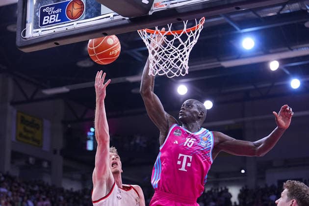 04 06 2026, xydrx, basketball, easyCredit Basketball Bundesliga, playoffs, semi-final game 3, Telekom Baskets Bonn FC Bayern München Basketball, Telekom Dome Bonn Justus Hollatz FC Bayern Muenchen Basketball, 21 in duel against Kur Jongkuch Telekom Baskets Bonn, 15 Copyright: HMBxMedia YannisxDreimann