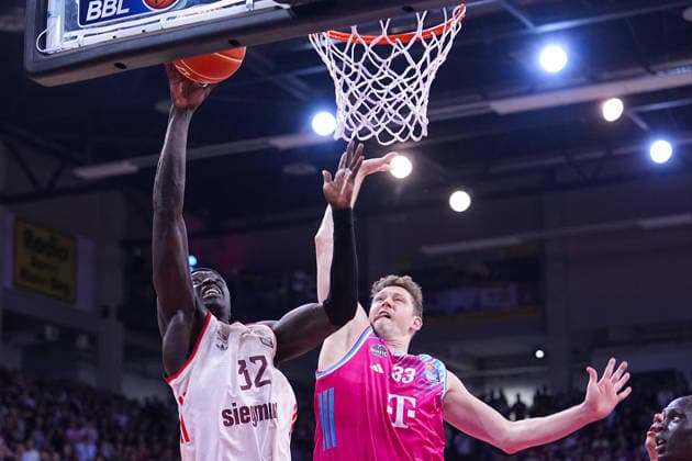 04 06 2026, xydrx, basketball, easyCredit Basketball Bundesliga, playoffs, semi-final game 3, Telekom Baskets Bonn FC Bayern München Basketball, Telekom Dome Bonn Wenyen Gabriel FC Bayern Muenchen Basketball, 32 in duel against Patrick Heckmann Telekom Baskets Bonn, 33 Copyright: HMBxMedia YannisxDreimann