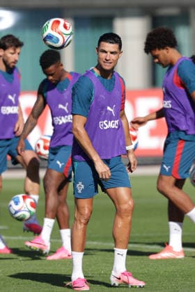 Sport Bilder des Tages Training of the Portuguese national football team in the football city of Oeiras - Portugal, June 4, 2026, in Alges, Portugal. Cristiano Ronaldo (Portugal ,7) *** Training of the Portuguese national football team in the football city of Oeiras Portugal, June 4, 2026, in Alges, Portugal Cristiano Ronaldo Portugal ,7 Copyright: HMBxMedia FernandoxSoares