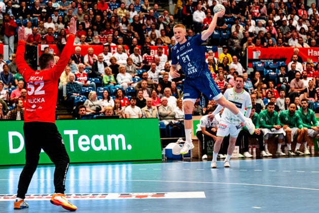 04 06 2026, xdobgx, Handball Daikin HBL, Handball Sport Verein Hamburg HSG Wetzlar v l Andreas Palicka HSG Wetzlar, 52 , Frederik Bo Andersen Handball Sport Verein Hamburg, 21 at the throw, in action, throwing Hamburg