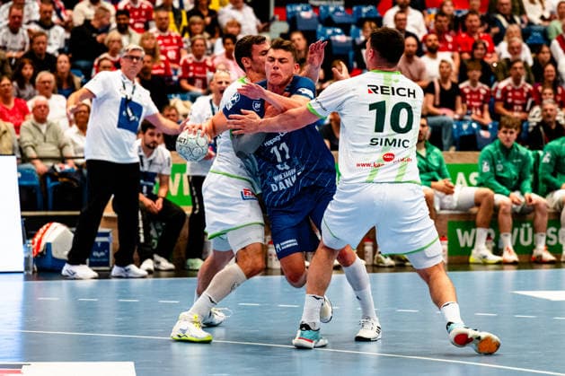04 06 2026, xdobgx, Handball Daikin HBL, Handball Sport Verein Hamburg HSG Wetzlar v l Jona Schoch HSG Wetzlar, 22 , Nicolaj Jorgensen Handball Sport Verein Hamburg, 11 am Ball, plays the ball, Josip Simic HSG Wetzlar, 10 Zweikampf, Duell, Kampf, tackle Hamburg
