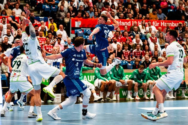 04 06 2026, xdobgx, Handball Daikin HBL, Handball Sport Verein Hamburg HSG Wetzlar v l Jona Schoch HSG Wetzlar, 22 , Andreas Magaard Handball Sport Verein Hamburg, 4 , Nicolaj Jorgensen Handball Sport Verein Hamburg, 11 beim Wurf, in action, throwing Hamburg