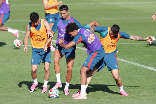 Training of the Portuguese national football team in the football city of Oeiras Portugal, June 4, 2026, in Alges, Portugal Goncalo Guedes Portugal ,19 , Cristiano Ronaldo Portugal ,7 , Renato Veiga Portugal ,13 Copyright: HMBxMedia FernandoxSoares