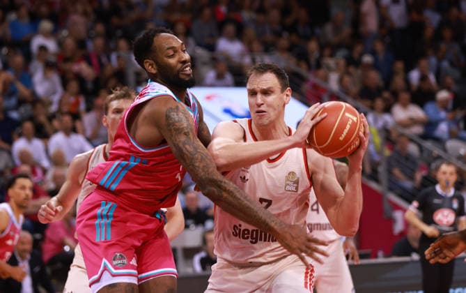 Johannes Voigtmann Bayern on the ball against Jeff Garrett Bonn , Bonn, Germany, 04 06 2026, Basketball Bundesliga, 3 Semifinal, Telekom Baskets Bonn vs FC Bayern München Basketball