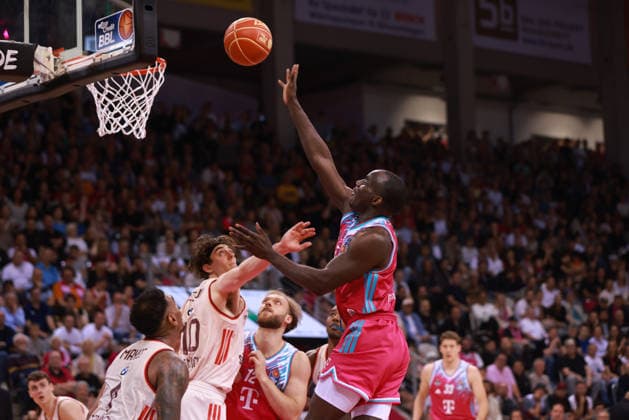 Tylan Birts Bonn throws against Justinian Jessup Bayern with Melvin Jostmann Bonn , Bonn, Germany, 04 06 2026, Basketball Bundesliga, 3 Semifinals, Telekom Baskets Bonn vs FC Bayern München Basketball