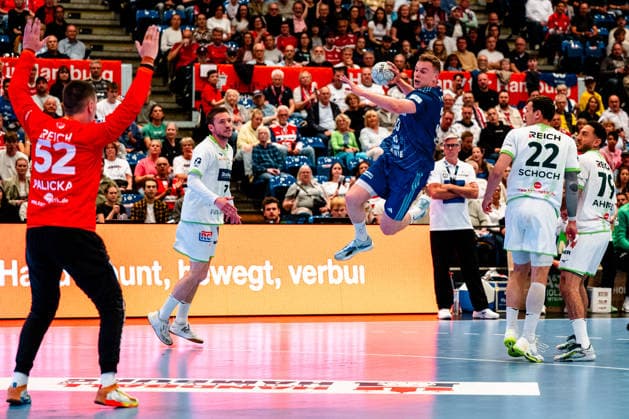 04 06 2026, xdobgx, Handball Daikin HBL, Handball Sport Verein Hamburg HSG Wetzlar v l Andreas Palicka HSG Wetzlar, 52 , Moritz Sauter Handball Sport Verein Hamburg, 33 throwing, in action, throwing Hamburg