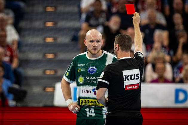 Sport Bilder des Tages DAIKIN HBL: SG Flensburg-Handewitt vs ThSV Eisenach; 04.06.26 Rote Karte gegen Peter Walz (Nr.14, ThSV Eisenach) DAIKIN HBL: SG Flensburg-Handewitt vs ThSV Eisenach, GP JOULE Arena am 04.06.26 *** DAIKIN HBL SG Flensburg Handewitt vs ThSV Eisenach 04 06 26 Red card against Peter Walz No 14, ThSV Eisenach DAIKIN HBL SG Flensburg Handewitt vs ThSV Eisenach, GP JOULE Arena on 04 06 26 Copyright: xBEAUTIFULxSPORTS MarioxM.xKobergx