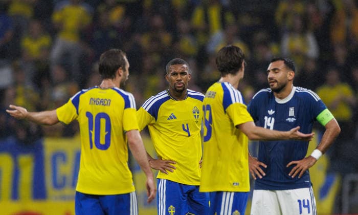260604 Benjamin Nygren, Isak Hien and Daniel Svensson of Sweden in a discussion with Vangelis Pavlidis of Greece during the international friendly football match between Sweden and Greece on June 4, 2026 in Stockholm Photo Maxim Thore BILDBYRAN kod MT JM0822 bbeng fotboll football soccer fotball träningslandskamp international friendly sverige sweden sverige a grekland greece  Copyright: MAXIMxTHORE BB260604MT038