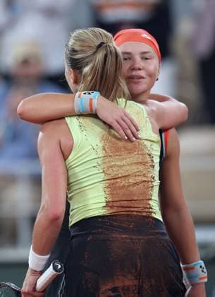 Diana Shnaider of Russia hugs Maja Chwalinska of Poland French Open Tennis, Day Twelve, Tennis, Roland Garros, Paris, France - 04 Jun 2026Paris Roland Garros France EDITORIAL USE ONLY No use with unauthorised audio, video, data, fixture lists, club league logos or live services. Online in-match use limited to 120 images, no video emulation. No use in betting, games or single club league player publications.  Copyright: xEllaxLing Shutterstockx 16906559ce