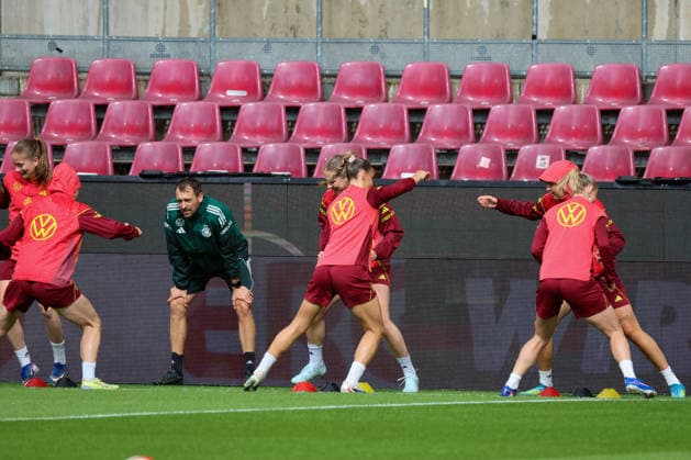 Cologne, Germany 04 06 2026 Training of the DFB womens final training session before the World Cup qualifying match between Germany and Norway In the picture The players of the German national womens soccer team during training in Cologne Copyright: HMBxMedia MadeleinexFantini