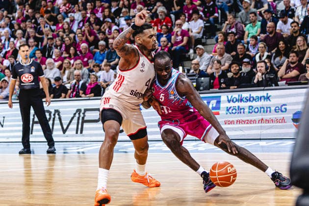 easyCreditBBL, Playoff semi-final 3, Telekom Baskets Bonn vs FC Bayern Basketball, 4 6 2026 Tylan Birts Telekom Baskets Bonn 5 vs Xavier Rathan Mayes FC BAYERN MÜNCHEN BASKETBALL 4 easyCreditBBL, Playoff semi-final 3, Telekom Baskets Bonn vs FC Bayern Basketball, 4 6 2026, Telekom Dome Bonn Copyright: xBEAUTIFULxSPORTS Derixx