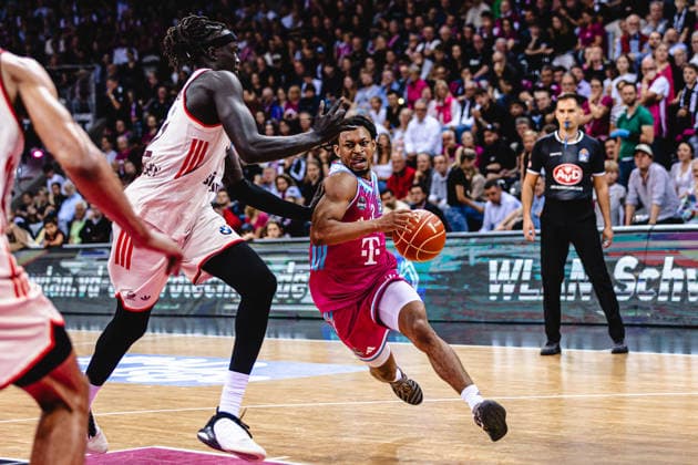 easyCreditBBL, Playoff semi-final 3, Telekom Baskets Bonn vs FC Bayern Basketball, 4 6 2026 Zachery Cooks Telekom Baskets Bonn 3 vs Wenyen Gabriel FC BAYERN MÜNCHEN BASKETBALL 32 easyCreditBBL, Playoff semi-final 3, Telekom Baskets Bonn vs FC Bayern Basketball, 4 6 2026, Telekom Dome Bonn Copyright: xBEAUTIFULxSPORTS Derixx