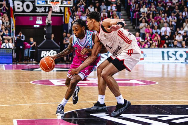 easyCreditBBL, Playoff semi-final 3, Telekom Baskets Bonn vs FC Bayern Basketball, 4 6 2026 Jalen Finch Telekom Baskets Bonn 0 vs Oscar da Silva FC BAYERN MÜNCHEN BASKETBALL 1 easyCreditBBL, Playoff semi-final 3, Telekom Baskets Bonn vs FC Bayern Basketball, 4 6 2026, Telekom Dome Bonn Copyright: xBEAUTIFULxSPORTS Derixx