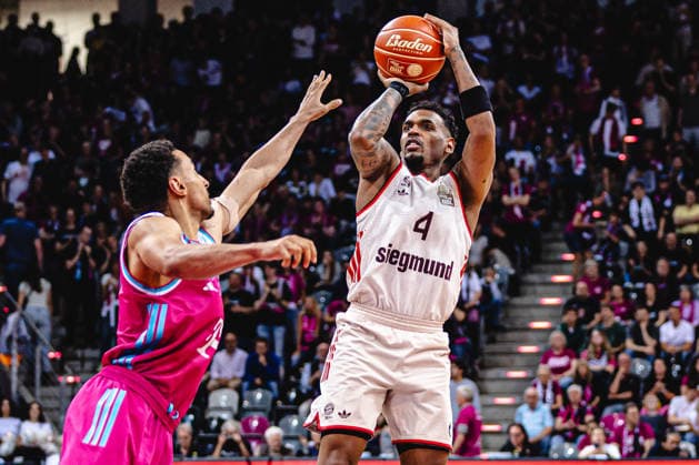 easyCreditBBL, Playoff semi-final 3, Telekom Baskets Bonn vs FC Bayern Basketball, 4 6 2026 Xavier Rathan Mayes FC BAYERN MÜNCHEN BASKETBALL 4 over Joel Aminu Telekom Baskets Bonn 21 easyCreditBBL, Playoff semi-final 3, Telekom Baskets Bonn vs FC Bayern Basketball, 4 6 2026, Telekom Dome Bonn Copyright: xBEAUTIFULxSPORTS Derixx