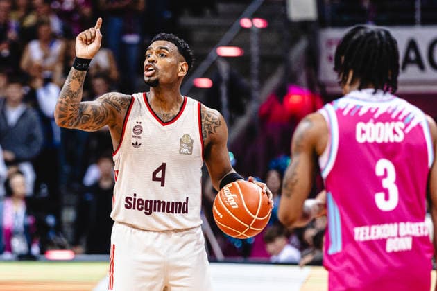 easyCreditBBL, Playoff semi-final 3, Telekom Baskets Bonn vs FC Bayern Basketball, 4 6 2026 Xavier Rathan Mayes FC BAYERN MÜNCHEN BASKETBALL 4 directs his team easyCreditBBL, Playoff semi-final 3, Telekom Baskets Bonn vs FC Bayern Basketball, 4 6 2026, Telekom Dome Bonn Copyright: xBEAUTIFULxSPORTS Derixx