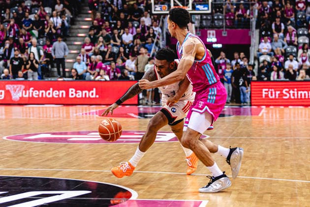 easyCreditBBL, Playoff semi-final 3, Telekom Baskets Bonn vs FC Bayern Basketball, 4 6 2026 Xavier Rathan Mayes FC BAYERN MÜNCHEN BASKETBALL 4 vs Joel Aminu Telekom Baskets Bonn 21 easyCreditBBL, Playoff semi-final 3, Telekom Baskets Bonn vs FC Bayern Basketball, 4 6 2026, Telekom Dome Bonn Copyright: xBEAUTIFULxSPORTS Derixx