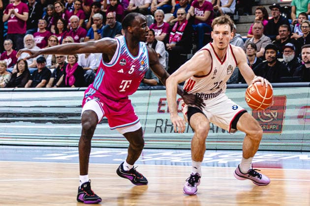 easyCreditBBL, playoff semi-final 3, Telekom Baskets Bonn vs FC Bayern Basketball, 4 6 2026 Justus Hollatz FC BAYERN MÜNCHEN BASKETBALL 21 and Tylan Birts Telekom Baskets Bonn 5 easyCreditBBL, playoff semi-final 3, Telekom Baskets Bonn vs FC Bayern Basketball, 4 6 2026, Telekom Dome Bonn Copyright: xBEAUTIFULxSPORTS Derixx