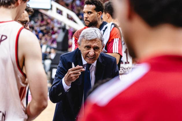 easyCreditBBL, Playoff semi-final 3, Telekom Baskets Bonn vs FC Bayern Basketball, 4 6 2026 Svetislav Pesic FC BAYERN MÜNCHEN BASKETBALL Head coach in time-out easyCreditBBL, Playoff semi-final 3, Telekom Baskets Bonn vs FC Bayern Basketball, 4 6 2026, Telekom Dome Bonn Copyright: xBEAUTIFULxSPORTS Derixx