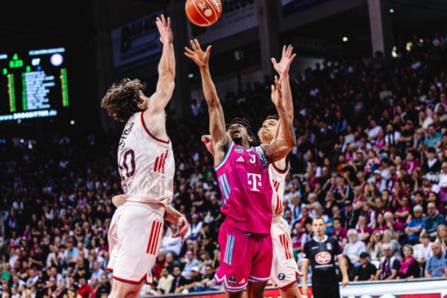 easyCreditBBL, playoff semi-final 3, Telekom Baskets Bonn vs FC Bayern Basketball, 4 6 2026 Zachery Cooks Telekom Baskets Bonn 3 vs Elias Harris FC BAYERN MÜNCHEN BASKETBALL 20 and Vladimir Lucic FC BAYERN MÜNCHEN BASKETBALL 11 easyCreditBBL, playoff semi-final 3, Telekom Baskets Bonn vs FC Bayern Basketball, 4 6 2026, Telekom Dome Bonn Copyright: xBEAUTIFULxSPORTS Derixx