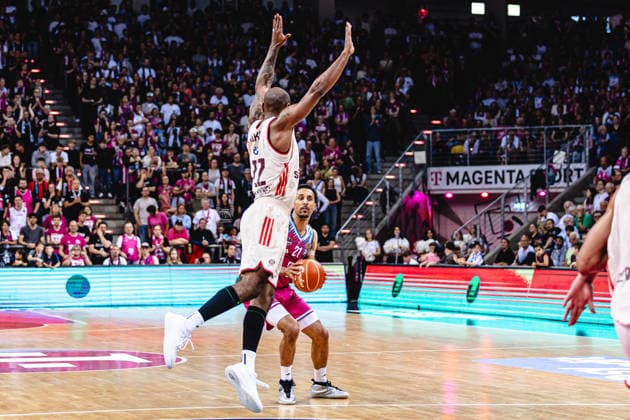 easyCreditBBL, Playoff semi-final 3, Telekom Baskets Bonn vs FC Bayern Basketball, 4 6 2026 Joel Aminu Telekom Baskets Bonn 21 lets Isiaha Mike FC BAYERN MÜNCHEN BASKETBALL 22 fly easyCreditBBL, Playoff semi-final 3, Telekom Baskets Bonn vs FC Bayern Basketball, 4 6 2026, Telekom Dome Bonn Copyright: xBEAUTIFULxSPORTS Derixx
