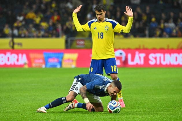 Sweden s Yasin Ayari and Greece s Dimitris Kourbelis during Thursday s friendly football match between Sweden and Greece at Strawberry Arena ahead of this summer s World Cup Stockholm, Sweden June 4, 2026 STOCKHOLM SWEDEN x10090x  Copyright: xClaudioxBresciani TTx FOOTBALL SWEDEN-GREECE