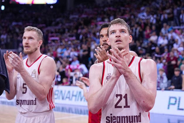 04 06 2026, xydrx, basketball, easyCredit Basketball Bundesliga, playoffs, semi-final game 3, Telekom Baskets Bonn FC Bayern München Basketball, Telekom Dome Bonn Niels Giffey FC Bayern Muenchen Basketball, 5 and Justus Hollatz FC Bayern Muenchen Basketball, 21 celebrate the victory and the entry into the final Copyright: HMBxMedia YannisxDreimann