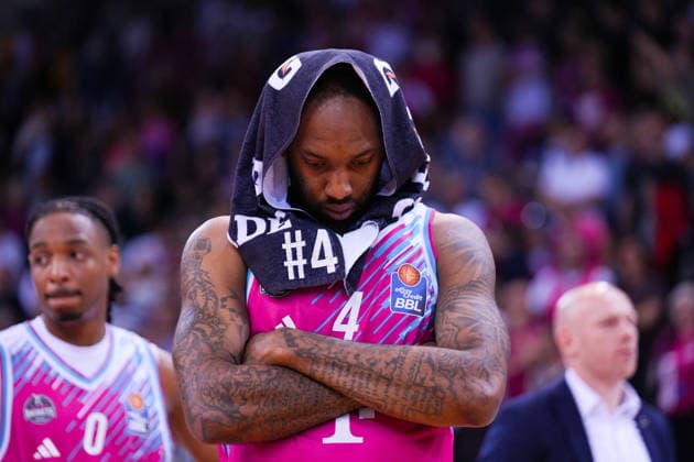 Sport Bilder des Tages 04.06.2026, xydrx, Basketball, easyCredit Basketball Bundesliga, Playoffs, Halbfinale Spiel 3, Telekom Baskets Bonn - FC Bayern München Basketball, Telekom Dome Bonn: Jeff Garrett Jr. (Telekom Baskets Bonn, 4) enttäuscht nach der Niederlage *** 04 06 2026, xydrx, basketball, easyCredit Basketball Bundesliga, playoffs, semi-final game 3, Telekom Baskets Bonn FC Bayern Munich Basketball, Telekom Dome Bonn Jeff Garrett Jr Telekom Baskets Bonn, 4 disappointed after the defeat Copyright: HMBxMedia YannisxDreimann