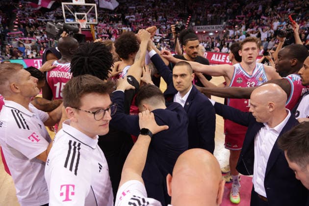 Head coach Marko Stankovic Bonn with the players after the defeat, Bonn, Germany, 04 06 2026, Basketball Bundesliga, 3 Semifinals, Telekom Baskets Bonn vs FC Bayern Munich Basketball