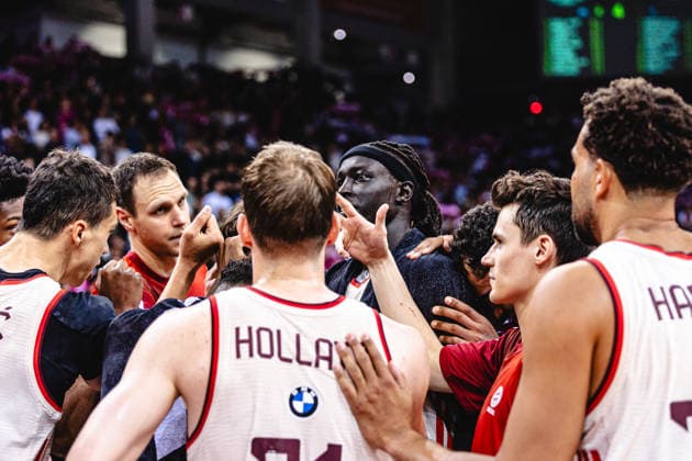 easyCreditBBL, playoff semi-final 3, Telekom Baskets Bonn vs FC Bayern Basketball, 4 6 2026 Munich winners huddle easyCreditBBL, playoff semi-final 3, Telekom Baskets Bonn vs FC Bayern Basketball, 4 6 2026, Telekom Dome Bonn Copyright: xBEAUTIFULxSPORTS Derixx