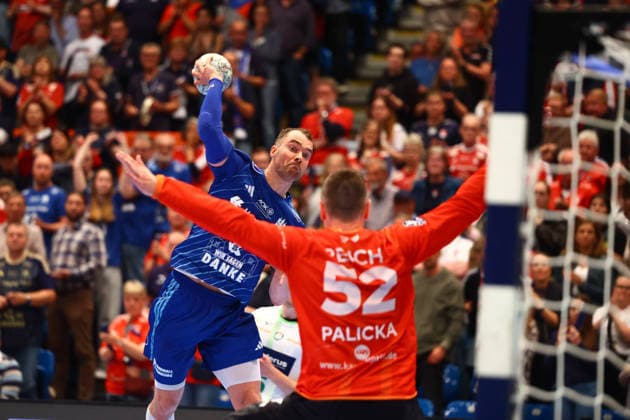 Handball I Men I Season 2025 2026 I Bundesliga I 33 Matchday I HSV Hamburg HSG Wetzlar I 04 06 2026 Casper Ulrich Mortensen 51, HSV Hamburg with his last goal in Hamburg, Andreas Palicka 52, HSG Wetzlar Hamburg Alsterdorfer Sporthalle Hamburg Germany Copyright: xLobeca RalfxHomburgx