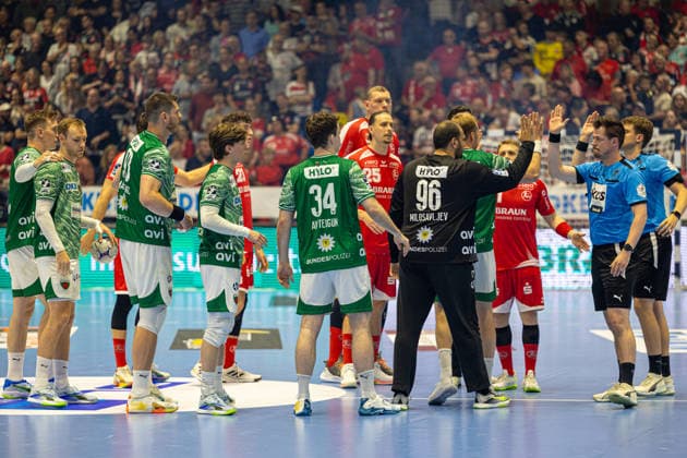 DAIKIN Handball Bundesliga, Kassel, MT Melsungen vs Fuechse Berlin, Rothenbach Halle Kassel 04 06 2026 DAIKIN Handball Bundesliga, Kassel, Germany 04 06 2026 Players of both teams with the referees before the match, Handball Bundesliga, MT Melsungen vs Fuechse Berlin match, Rothenbach Halle Kassel Copyright: xBEAUTIFULxSPORTS Freudensteinx