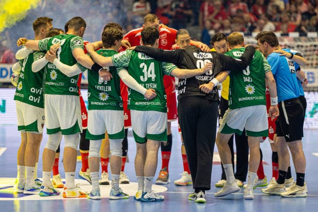 DAIKIN Handball Bundesliga, Kassel, MT Melsungen vs Fuechse Berlin, Rothenbach Halle Kassel 04 06 2026 DAIKIN Handball Bundesliga, Kassel, Germany 04 06 2026 Players of both teams with the referees before the match, Handball Bundesliga, MT Melsungen vs Fuechse Berlin match, Rothenbach Halle Kassel Copyright: xBEAUTIFULxSPORTS Freudensteinx