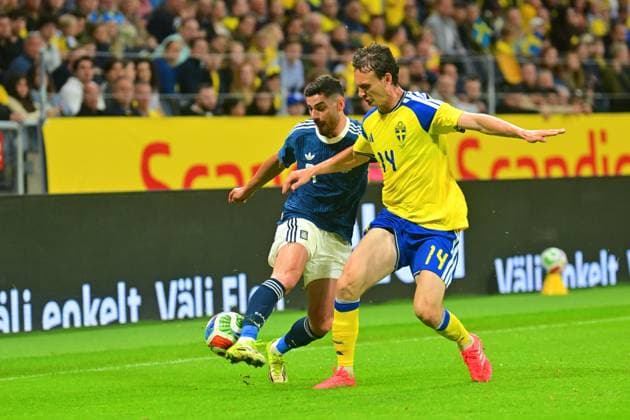 Strawberry Arena SOLNA, SWEDEN - JUNE 4: Hjalmar Ekdal of Sweden and Giorgos Masouras of Greece in a battle for the ball during the friendly match between Sweden and Greece at Strawberry Arena on June 4, 2026 in Solna, Sweden. (Peter Sonander SPP)  Copyright: xx spp-en-PeSo-20260604_SPP_PeterSonander_5854