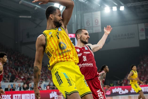Bamberg, Germany 04 June 2026 1 BBL playoff semi-final 2025 2026 Sp 3 Bamberg Baskets vs Alba Berlin Pictured from left Norris Agbakoko Berlin and Daniel Keppeler Bamberg Brose Arena Bayern Copyright: xFotostandx xSchmittx
