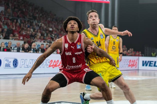 Bamberg, Germany 04 June 2026 1 BBL playoff semi-final 2025 2026 Sp 3 Bamberg Baskets vs Alba Berlin Pictured from left Demarcus Demonia Bamberg and Justin Bean Berlin Brose Arena Bayern Copyright: xFotostandx xSchmittx