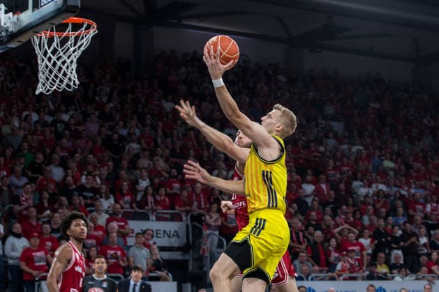 Bamberg, Germany 04 June 2026 1 BBL playoff semi-final 2025 2026 Sp 3 Bamberg Baskets vs Alba Berlin Pictured from left Moritz Krimmer Bamberg vs Sam Griesel Berlin Brose Arena Bayern Copyright: xFotostandx xSchmittx