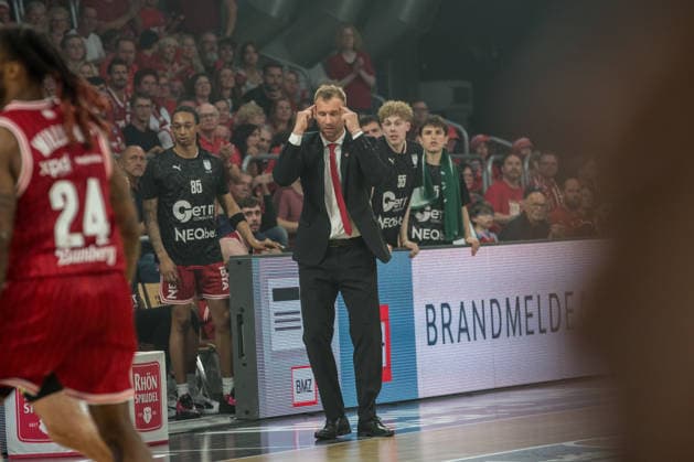 Bamberg, Germany 04 June 2026 1 BBL playoff semi-final 2025 2026 Sp 3 Bamberg Baskets vs Alba Berlin In the picture coach Anton Gavel Bamberg gestures with his hands to his head Brose Arena Bayern Copyright: xFotostandx xSchmittx