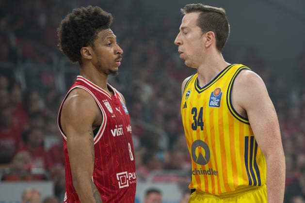 Bamberg, Germany 04 June 2026 1 BBL playoff semi-final 2025 2026 Sp 3 Bamberg Baskets vs Alba Berlin In the picture from left Demarcus Demonia Bamberg and Justin Bean Berlin in a battle of words Brose Arena Bayern Copyright: xFotostandx xSchmittx