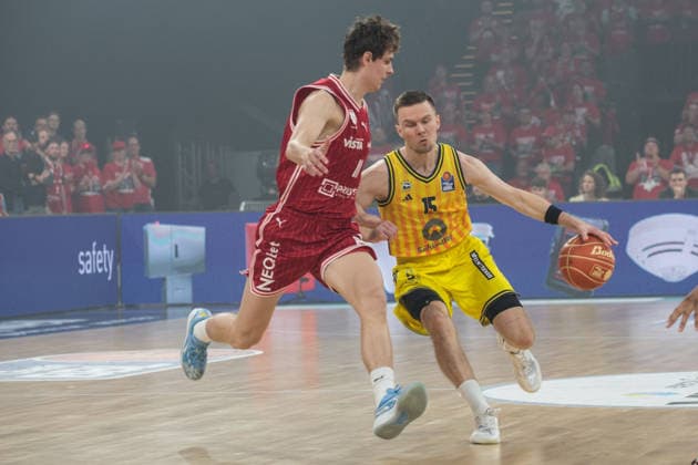 Bamberg, Germany 04 June 2026 1 BBL playoff semi-final 2025 2026 Sp 3 Bamberg Baskets vs Alba Berlin Pictured from left Richard Balint Bamberg and Martin Hermannsson Berlin Brose Arena Bayern Copyright: xFotostandx xSchmittx