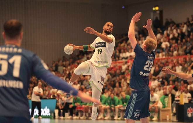 Photo Goal throw from Philipp AHOUANSOU Wetzlar against Einar OLAFSSON HSV Handball Men 1 Bundesliga 33 Matchday on Thu 04 06 2026 HSV Handball HSG Wetzlar
