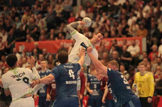 Photo Goal throw from Jona SCHOCH Wetzlar against Moritz SAUTER and Andreas MAGAARD HSV Handball Men 1 Bundesliga 33 Matchday on Thu 04 06 2026 HSV Handball HSG Wetzlar