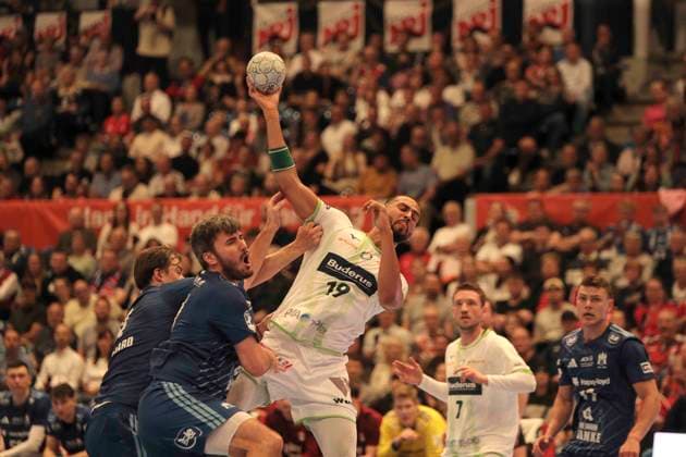 Photo Goal throw from Philipp AHOUANSOU Wetzlar against Jacob Arenth LASSEN HSV Handball Men 1 Bundesliga 33 Matchday on Thu 04 06 2026 HSV Handball HSG Wetzlar