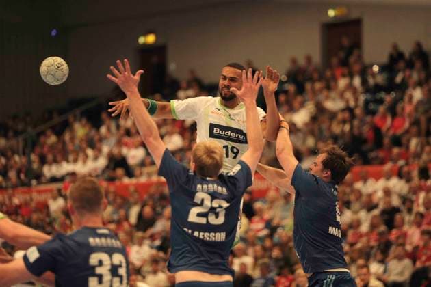 Photo Philipp AHOUANSOU Wetzlar throws against Einar OLAFSSON and on the right Andreas MAGAARD HSV Handball Herren 1 Bundesliga 33 Spieltag am Thu 04 06 2026 HSV Handball HSG Wetzlar