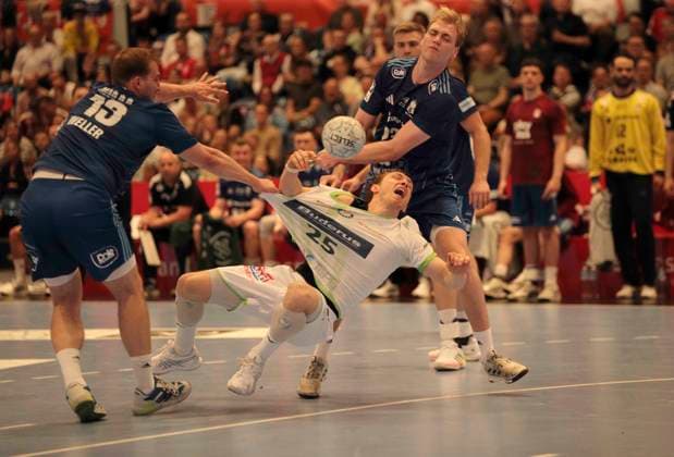 Photo Justin MÜLLER Wetzlar throws against Einar OLAFSSON and left Niklas WELLER HSV Handball Men 1 Bundesliga 33 Matchday on Thu 04 06 2026 HSV Handball HSG Wetzlar