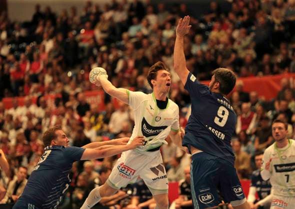 Photo Justin MÜLLER Wetzlar throws against Jacob Arenth LASSEN right and Niklas WELLER HSV Handball Men 1 Bundesliga 33 Matchday on Thu 04 06 2026 HSV Handball HSG Wetzlar