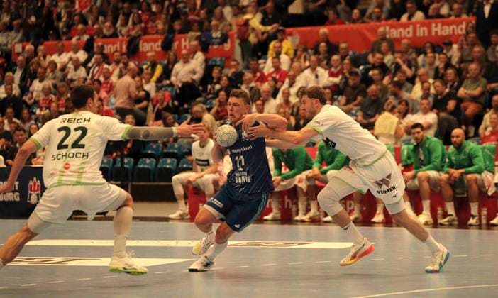 Photo Nicolaj Jorgensen HSV throws against Jona SCHOCH Wetzlar and on the right Niklas THEISS Theiß Wetzlar Handball Men 1 Bundesliga 33 Matchday on Thu 04 06 2026 HSV Handball HSG Wetzlar